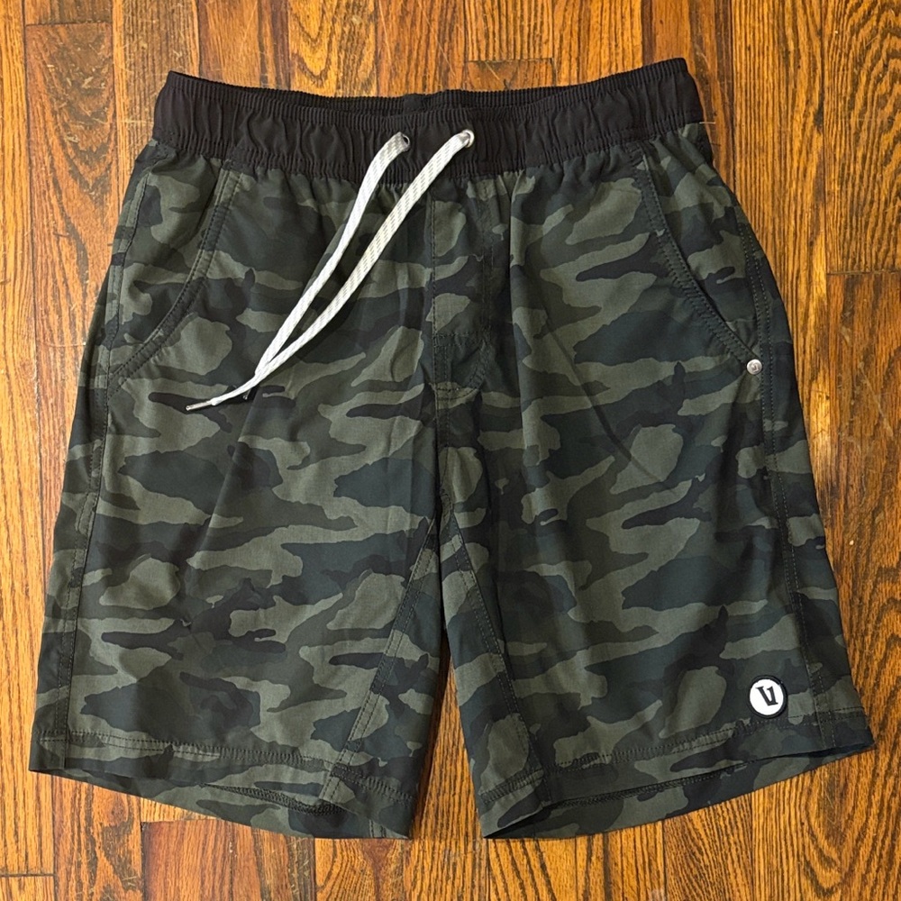 🎉Vuori Men's Kore Shorts Olive Camo!